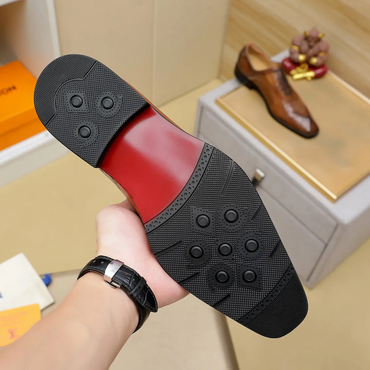 Men's shoes 💰620 💰 Louis Vuitton LV ® Autumn and Winter 🆕 models 🔛Full shoe counter First layer cowhide, 🐂leather lined casual shoes for men, super soft outsole, essential for driving. Counter synchronized original first layer cowhide completely 1:1 mold customization 🌹Top version, 2 colors available! Number: 38-45 (37.46. Customized)